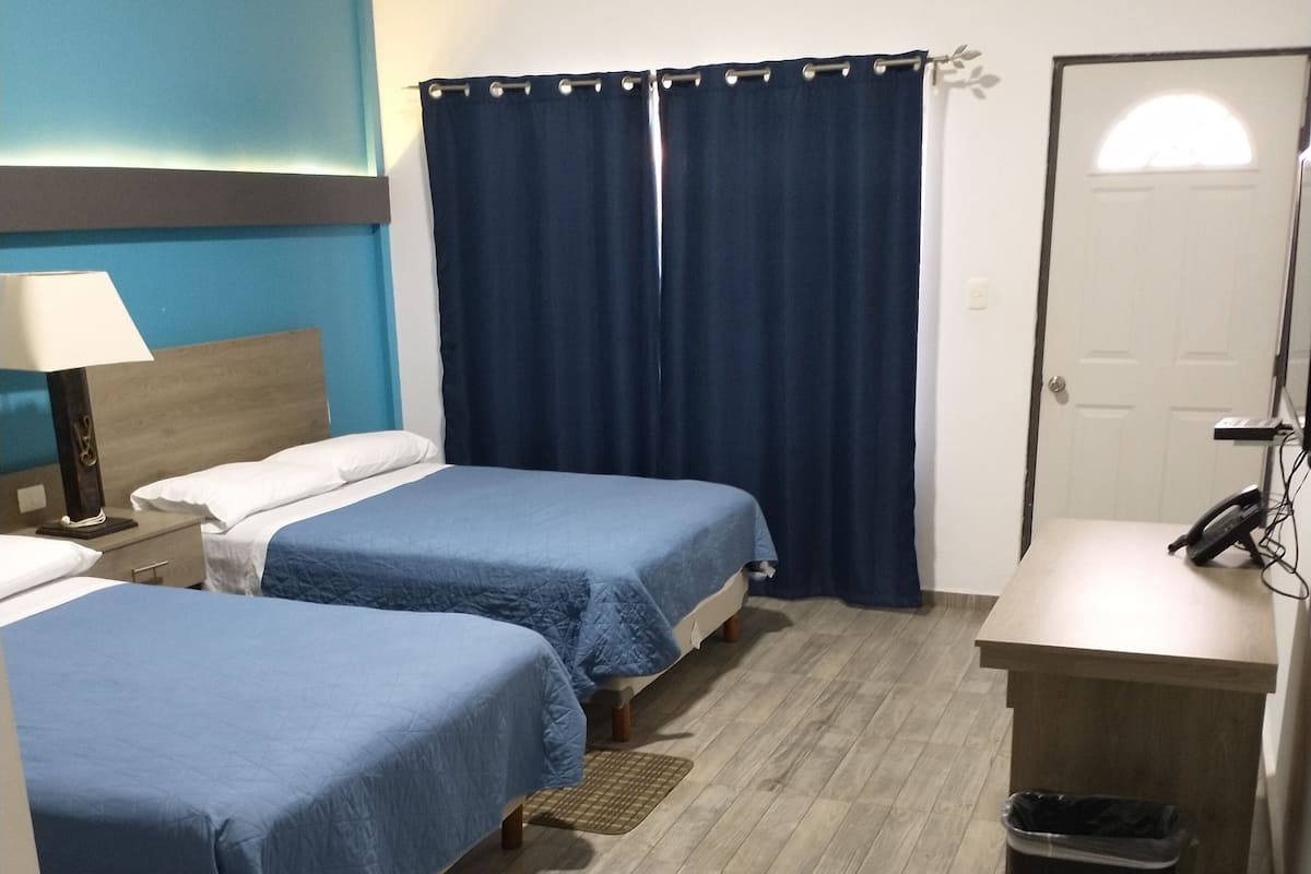 Kamer, 2 tweepersoonsbedden