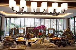 Un buffet proposant une variété de plats et agrémenté d’un centre de table décoratif.