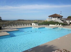 من حمّامات السباحة المغطاة