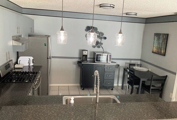 Refrigerador, microondas, horno, placa de cocina