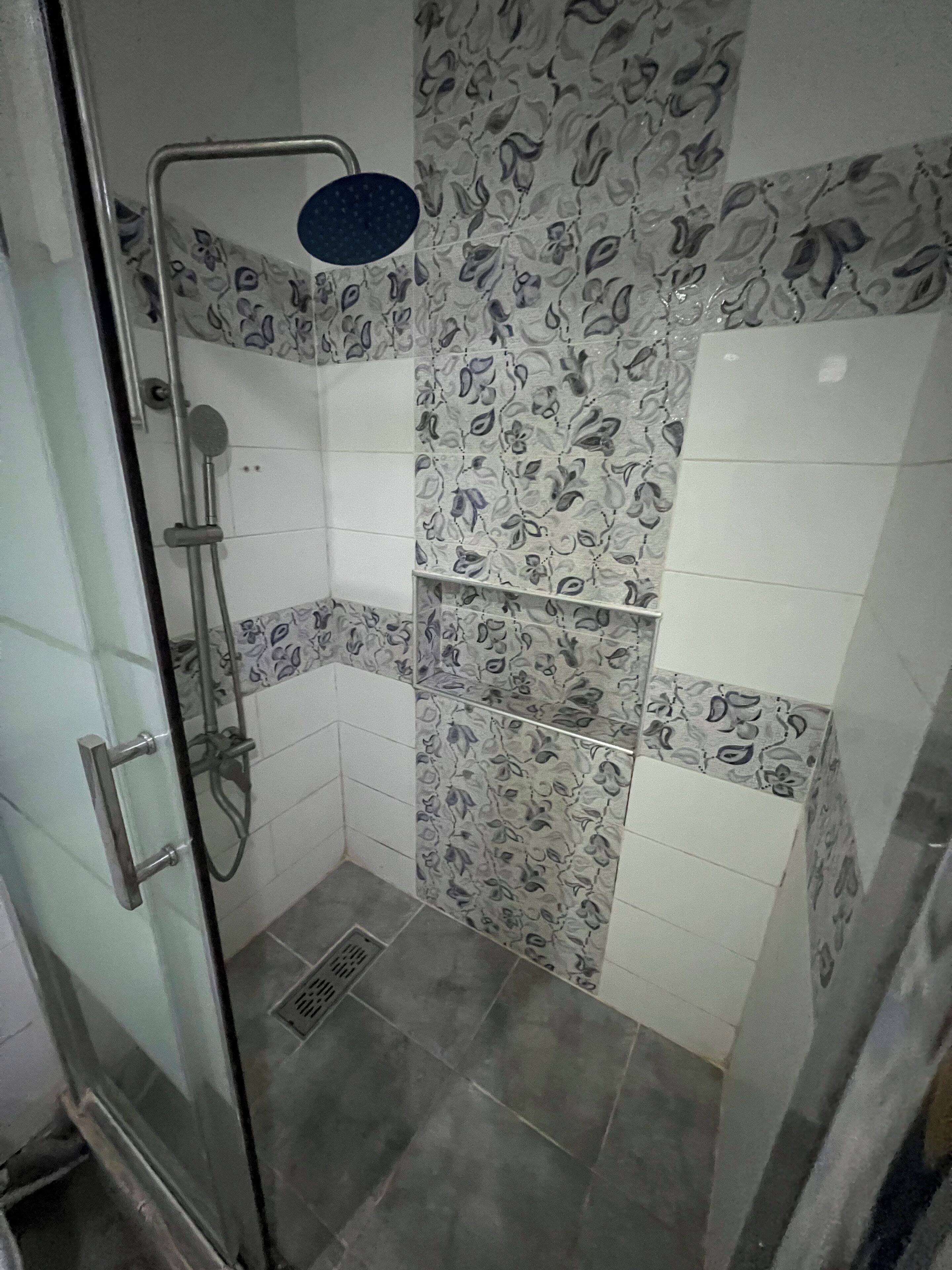 Asciugacapelli, bidet, asciugamani, sapone