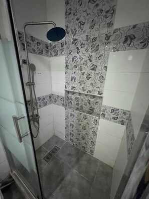 Sèche-cheveux, bidet, serviettes fournies, savon
