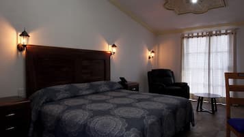 Kamar Superior, 1 Tempat Tidur King | Seprai antialergi, meja kerja, dan ruang kerja ramah laptop