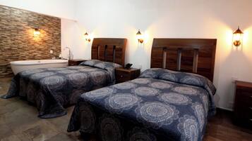 Habitación superior, 2 camas matrimoniales | Ropa de cama hipoalergénica y escritorio