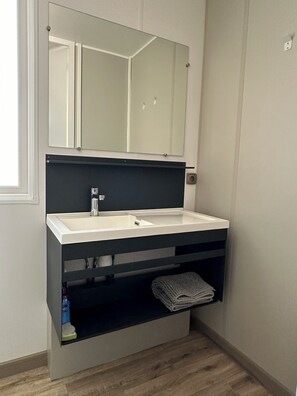 Shower, hair dryer, towels, toilet paper - Mobile home in a green and quiet setting (Greffeil)