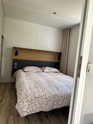 3 bedrooms, bed sheets - Mobile home in a green and quiet setting (Greffeil)