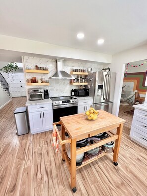 Køleskab, mikrobølgeovn, ovn, kogeplade