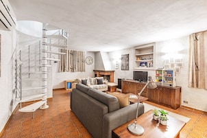 Apartamento, vistas al jardín | Zona de estar | Televisión de 35 cm con canales digitales