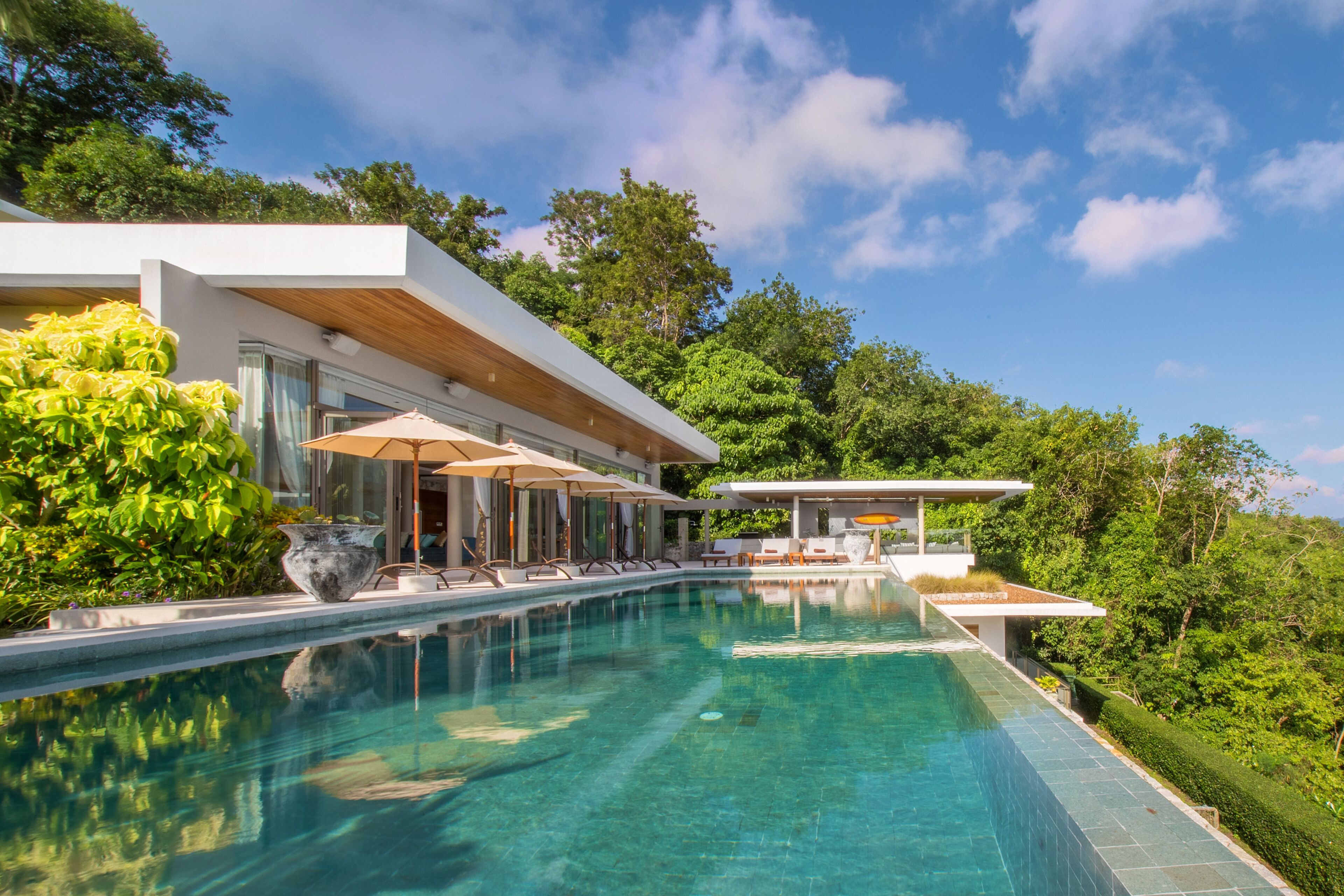 Una piscina al aire libre