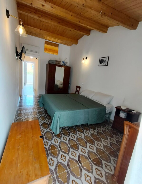 2 soverom, strykejern/-brett og sengetøy