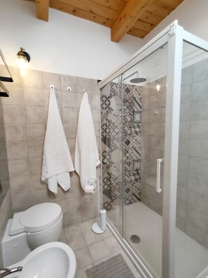 Dusj, hårføner, bidé og håndklær