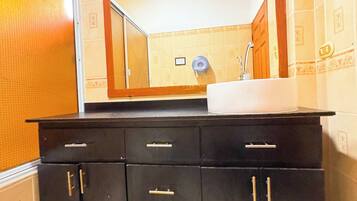 Suihku, pyyhkeet, saippua, vessapaperi