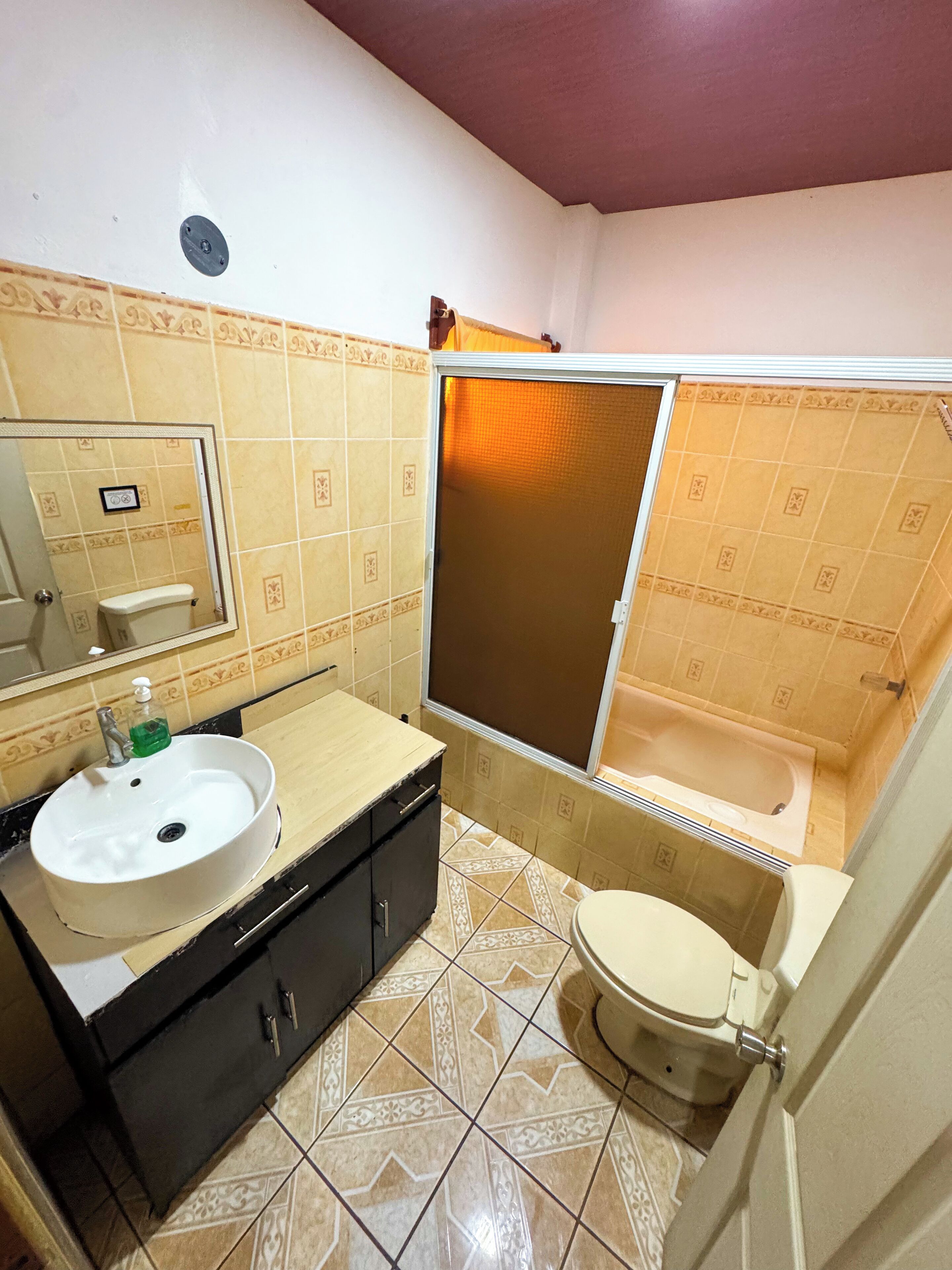 Ein Badezimmer mit Waschbecken, Toilette und Badewanne.