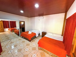 Quarto quádruplo clássico | Wi-Fi de cortesia, roupa de cama