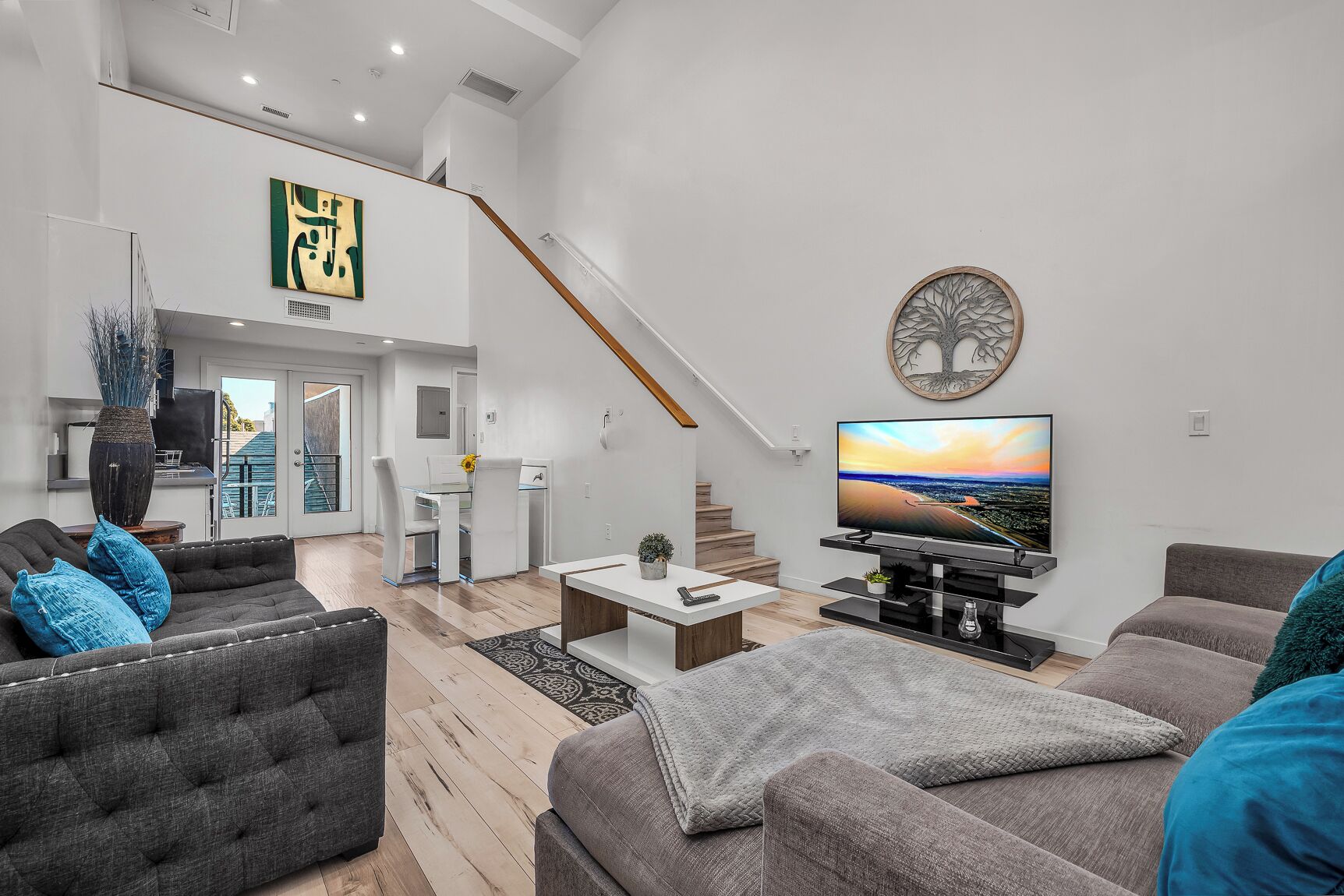 Trendy, Stylish 1-Bedroom Hollywood Loft with Balcony & Free WiFi - Sleeps 4