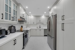 Family House | Private kitchen | Full-sized fridge, microwave, oven, stovetop - Beautiful House - On A Quiet Street (Brampton)