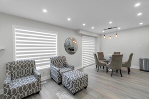 Familiehus | Oppholdsområde | En 55-tommers smart-TV med Parabol-TV samt Netflix og strømmetjenester