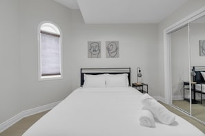 Family House | Egyptian cotton sheets, premium bedding, down duvets, memory-foam beds - Beautiful House - On A Quiet Street (Brampton)