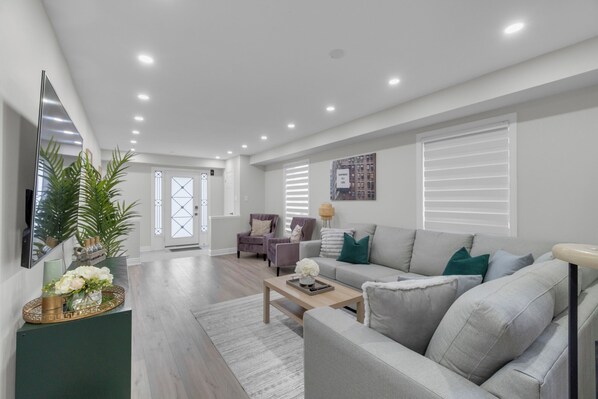 Familiehus | Oppholdsområde | En 55-tommers smart-TV med Parabol-TV samt Netflix og strømmetjenester