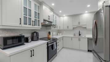 Family House | Private kitchen | Full-sized fridge, microwave, oven, stovetop