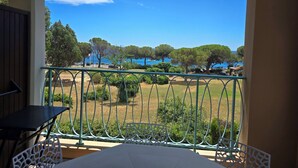 A balcony with a view of a beach and trees. - Les rives des Issambres 1201 (Roquebrune-sur-Argens)