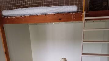 3 chambres, fer et planche Ă repasser, lit parapluie