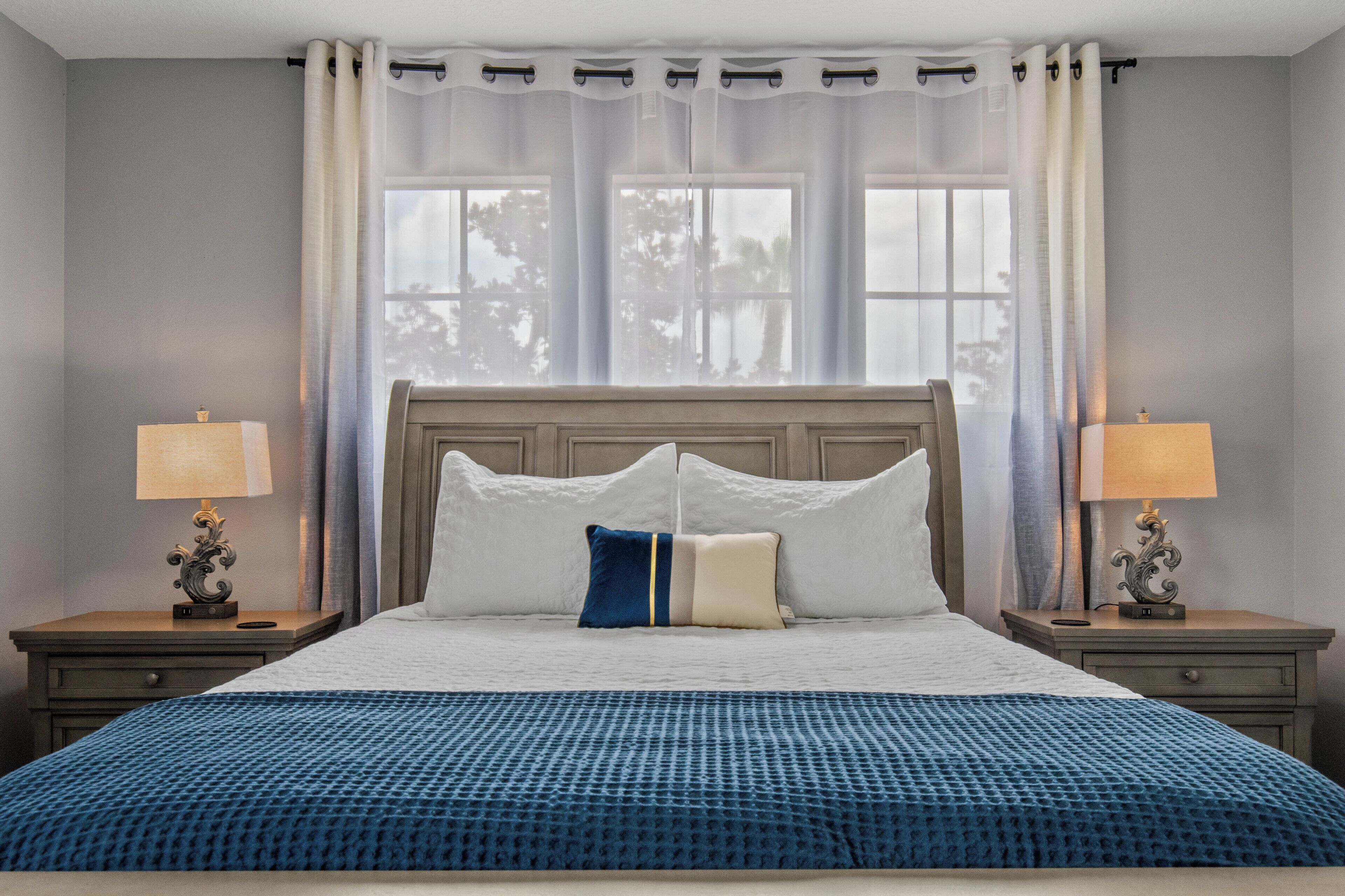 5 عدّة غرف نوم ومكتب ومكواة/لوح كي وسرير سفر