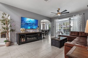 Smart-TV, Kamin, Videospiele, Tischfußball