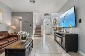 TV connectée, cheminée, jeux vidéo, baby-foot