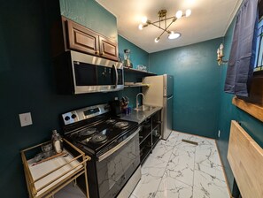 Een koelkast, een microgolfoven, een oven, een kookplaat