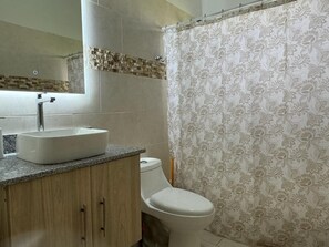 Regadera, toallas, jabón, papel de baño 