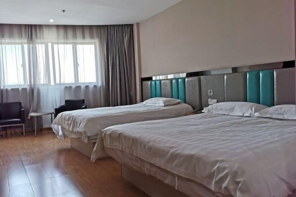 A hotel room with two beds, a chair, a small table, and a window with curtains. - Zsmart Zhishang Hotel (Shanghai Songjiang Sports Center Metro Station Ledu) (Shanghai)