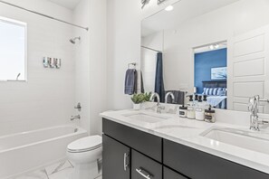 Hair dryer, towels, soap, shampoo - Boulder-Denver Sweet Spot (Superior)