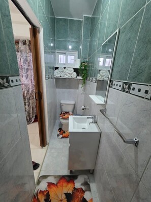 提供毛巾、番梘、廁紙