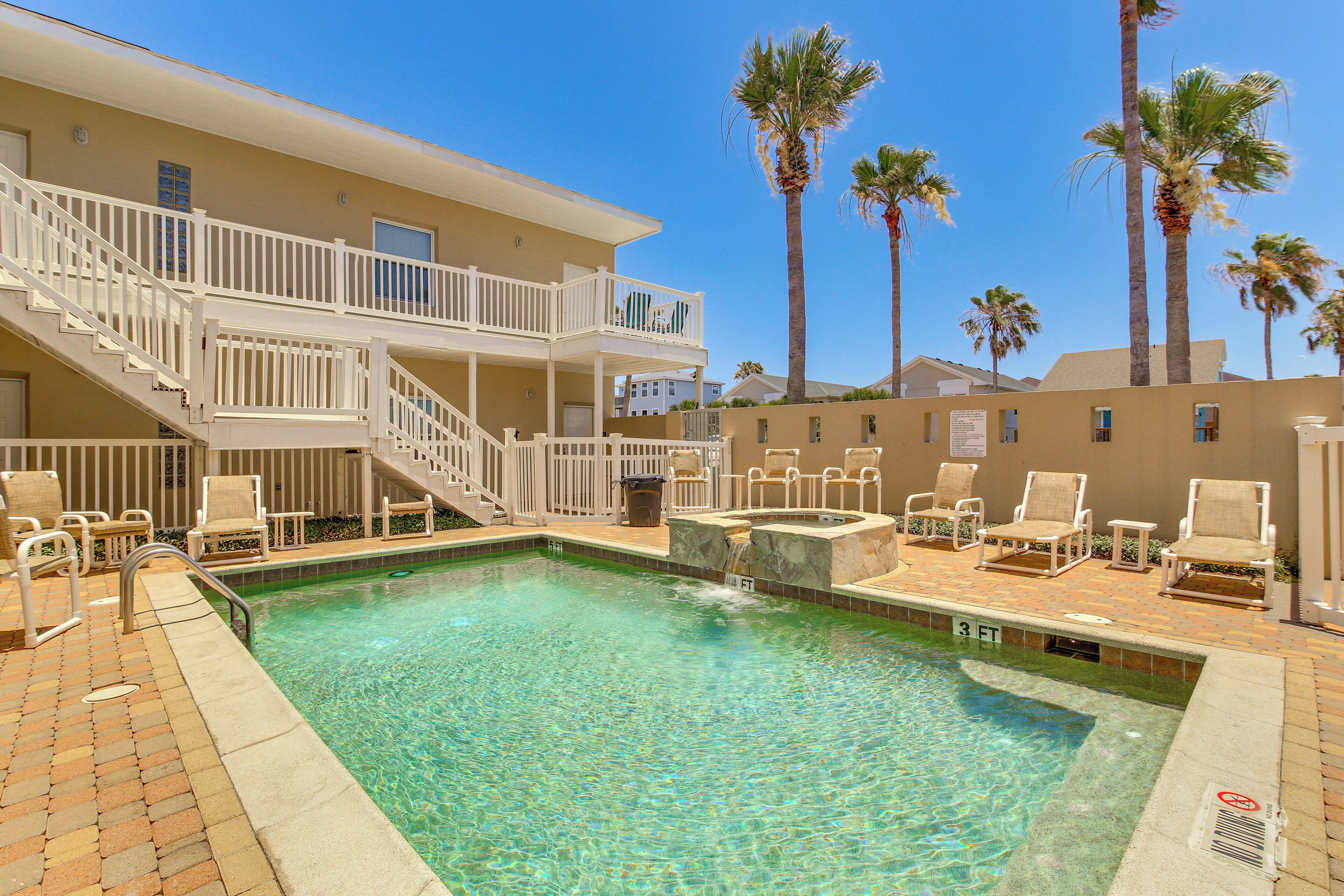 South Padre Island: Pool Access, 1 Block to Beach!