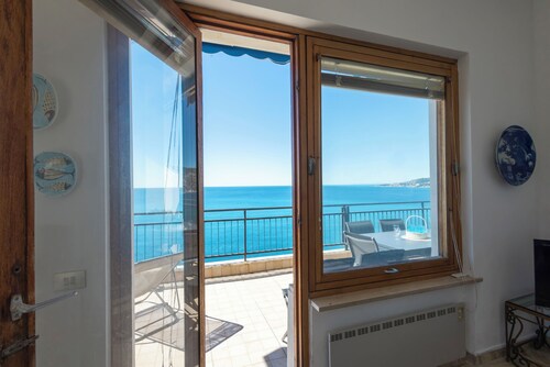 Sky & Sea Apartment by Wonderful Italy