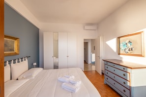 Apartamento, vistas al mar | 2 dormitorios, tabla de planchar con plancha, wifi gratis