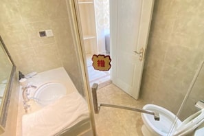 Ein Badezimmer mit Waschbecken, Spiegel und Toilette.