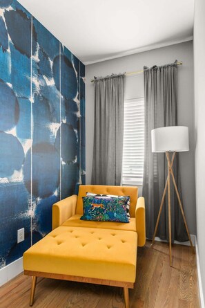 Älytelevisio, takka, videopelejä, kirjoja