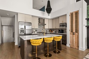 Refrigerador, microondas, placa de cocina, lavavajillas