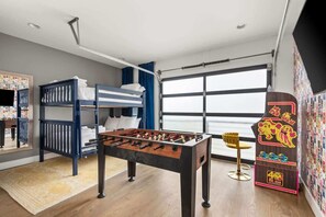 4 makuuhuonetta, työpöytä, silitysrauta/-lauta, vauvan matkasänky