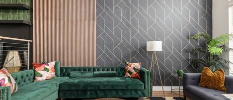 TV connectée, cheminée, jeux vidéo, baby-foot