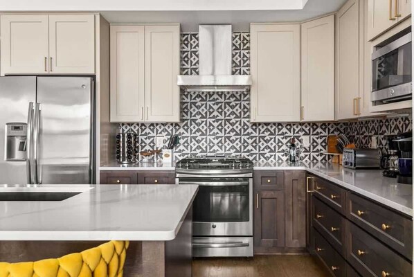 Jääkaappi, mikroaaltouuni, liesi, astianpesukone