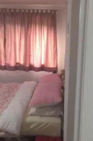 4 室のベッドルーム、アイロン / アイロン台、ベッドシーツ