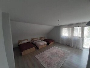 4 bedrooms, iron/ironing board, bed sheets