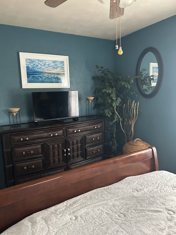 3 bedrooms, iron/ironing board, WiFi, bed sheets - This is a very beautiful beach  theme home. The perfect little getaway!   (Orange City)