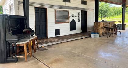 Spacious 1-bedroom with Loft Located 3 miles from Bennett Springs State Park