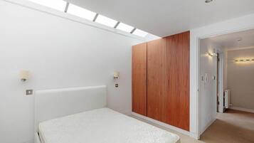 1 bedroom, bed sheets