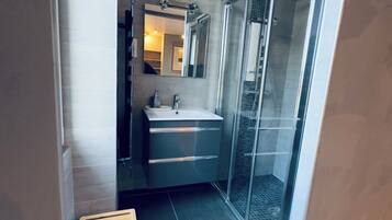 Douche, sèche-cheveux, serviettes fournies, savon