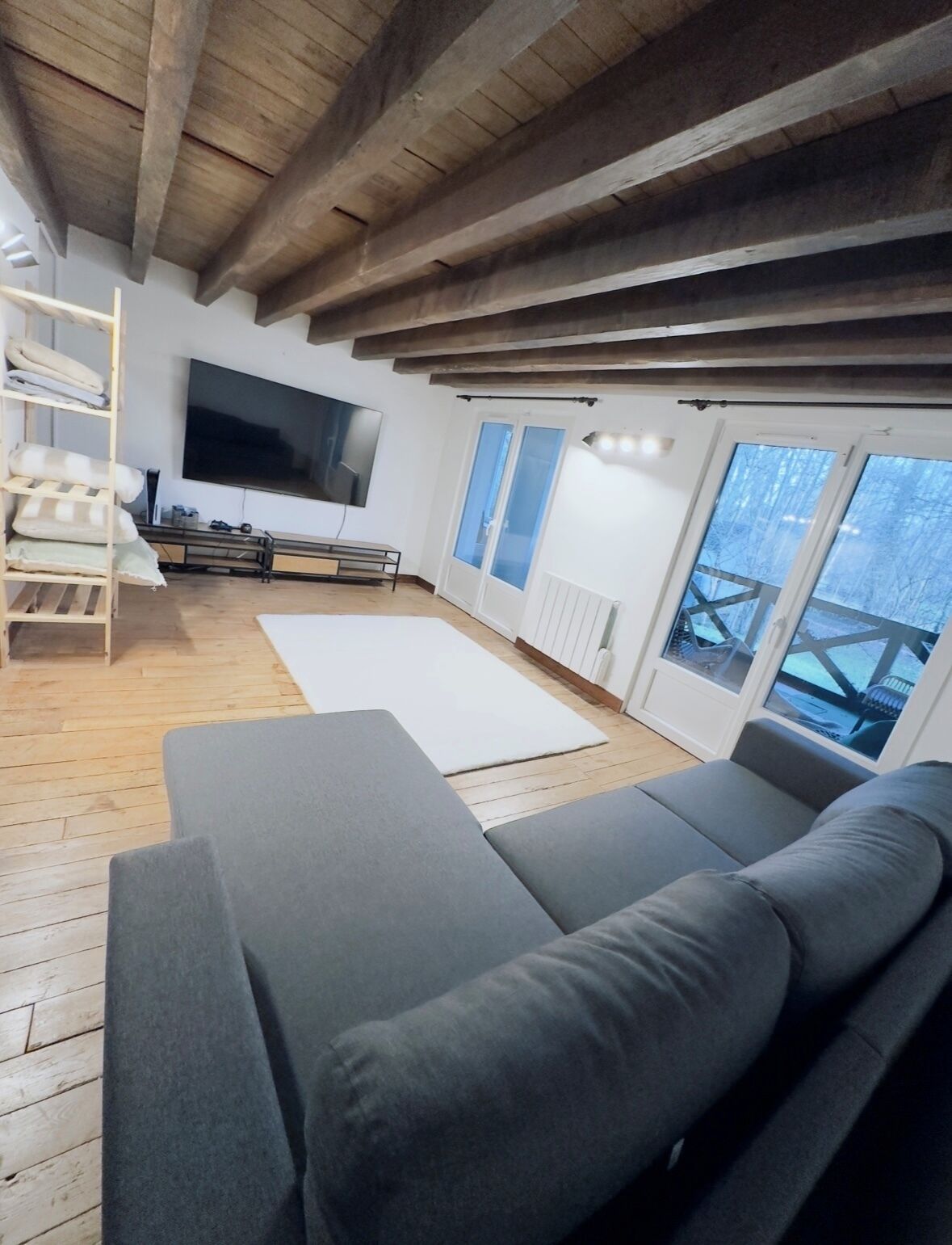 Smart-TV, Kamin, Videospiele, DVD-Player